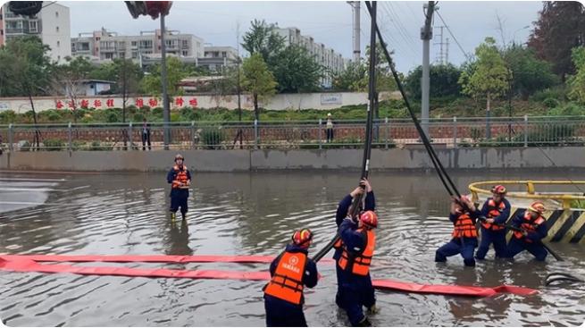 麒麟區遭暴雨突襲|部分道路積水嚴重，消防緊急排澇解憂