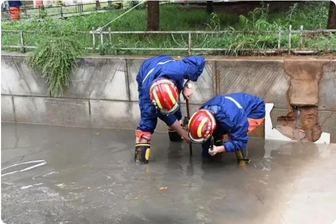 麒麟區遭暴雨突襲|部分道路積水嚴重，消防緊急排澇解憂