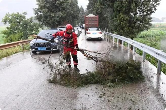 麒麟區遭暴雨突襲|部分道路積水嚴重，消防緊急排澇解憂